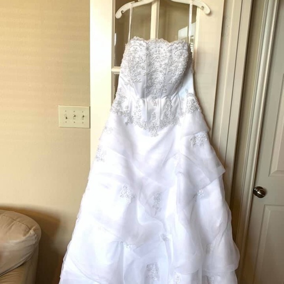 Beautiful white beaded corset style wedding gown. - Picture 2 of 7